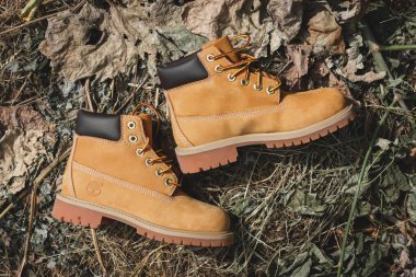 UKRAINE, DNEPR - 25 Eylül 2022 Timberland sarı botları. Klasik çizmeler. Yüksek kalite fotoğraf