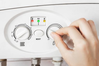 Isıtma sisteminin ayarlanması. Gaz kazanını çalıştırıyorum. Isıtma sezonu başlıyor. Yüksek kalite fotoğraf