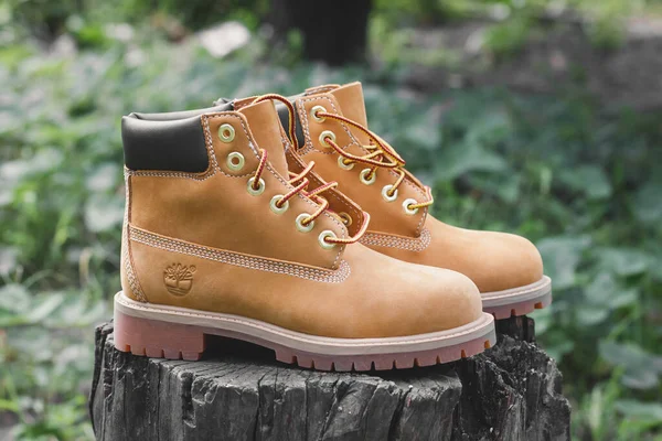 Ucrânia Dnepr Setembro 2022 Botas Amarelas Timberland Botas Clássicas Foto — Fotografia de Stock