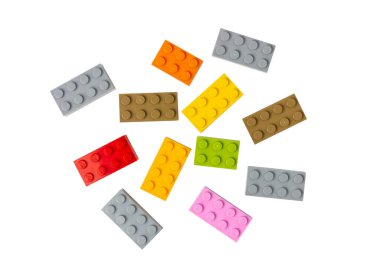 UKRAINE, DNEPR - 25 Eylül 2022: beyaz arka planda lego tuğlaları. Çocuk Lego inşaatçısı. Yüksek kalite fotoğraf