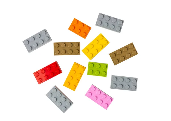 UKRAINE, DNEPR - 25 Eylül 2022: beyaz arka planda lego tuğlaları. Çocuk Lego inşaatçısı. Yüksek kalite fotoğraf
