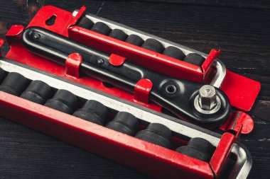 Ahşap bir masada bir takım anahtarlar. - İngiliz anahtarı. Bir ingiliz anahtarı için hortum. Yüksek kalite fotoğraf