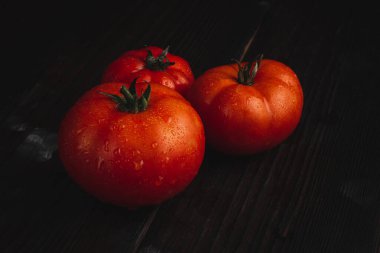 Tahta bir masada olgun domatesler. Durgun hayat. Yüksek kalite fotoğraf