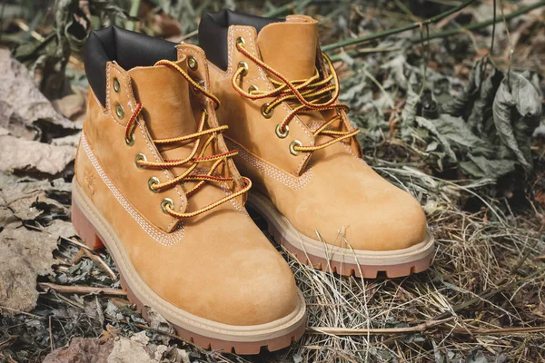 Ucrania Dnepr Septiembre 2022 Botas Clásicas Timberland Botas Amarillas Foto —  Fotos de Stock