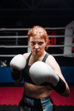 Boks eldivenli bir kadın, boksör eğitimi.