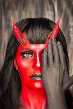 Şeytani Kadın ya da Bayan İblis Yaratıcı Fotoğraf Çekimi