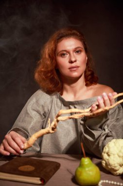 Rönesans kadını, güzel bir Rönesans kadını. 