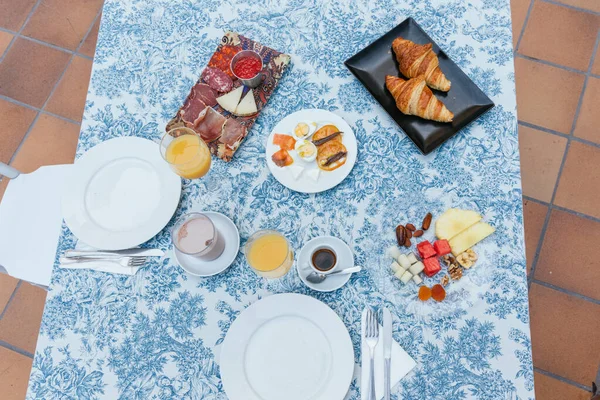 Kontinental Frukost Terrass Med Apelsinjuice Frukt Kakao Kaffe Bakverk Kallt — Stockfoto