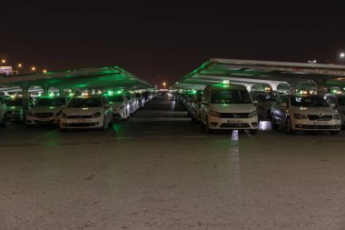 Adolfo Suarez Barajas havaalanının otoparkına park etmiş İspanyol taksiler..