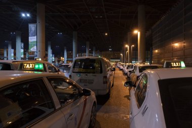 Madrid 'deki Atocha tren istasyonunda gece vakti taksiye park etmiş İspanyol taksiler var..