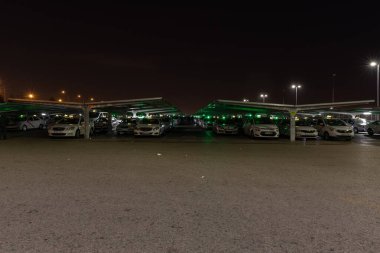 Adolfo Suarez Barajas havaalanının otoparkına park etmiş İspanyol taksiler..