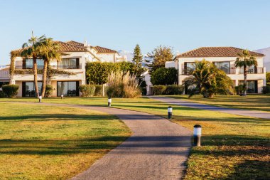 Güney İspanya 'da Motril' de lüks plaj tatil köyünde gün batımı.,