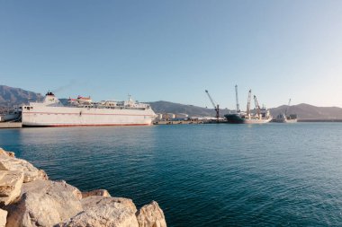 Büyük gemi, motril, Endülüs Spai 'de sakin deniz ile ticari limana demirledi.