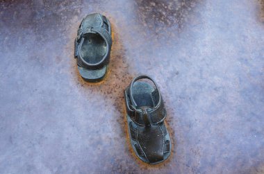 Sokaktaki soykırımın anısına çocuk metal ayakkabıları.