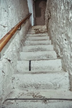 Bir kalede dar beyaz taş merdivenler