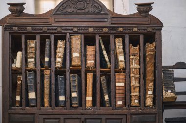 Eski kitaplarla dolu eski bir kütüphane. 