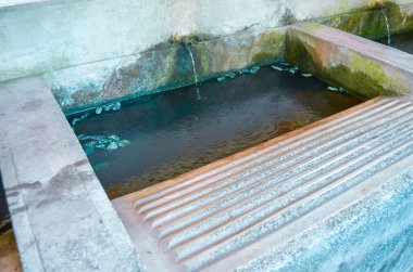 Kaplanmış eski bir çamaşırhanenin yakın çekimi.