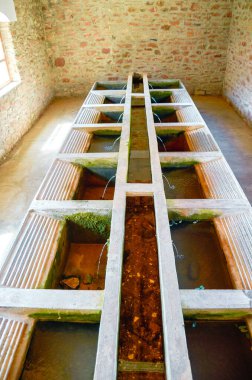 Eski taştan bir çamaşırhanenin önü.