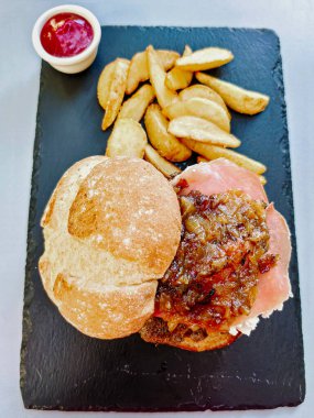 Sığır burger, peynir, pastırma ve domatesin teras manzarası.