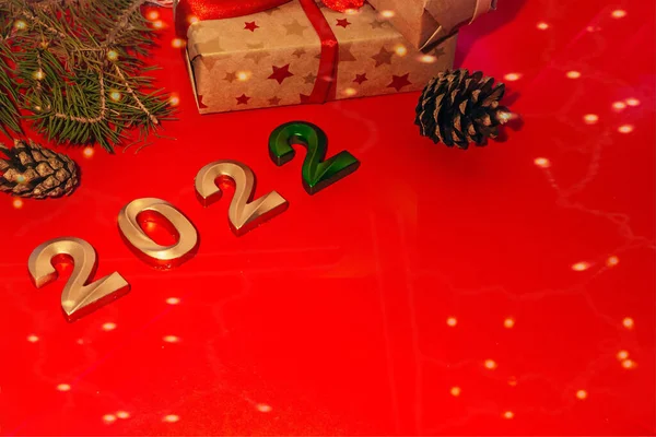 2022 Новорічна Концепція Святкування Цифрами Подарунками Копією Простору Червоному Тлі — стокове фото