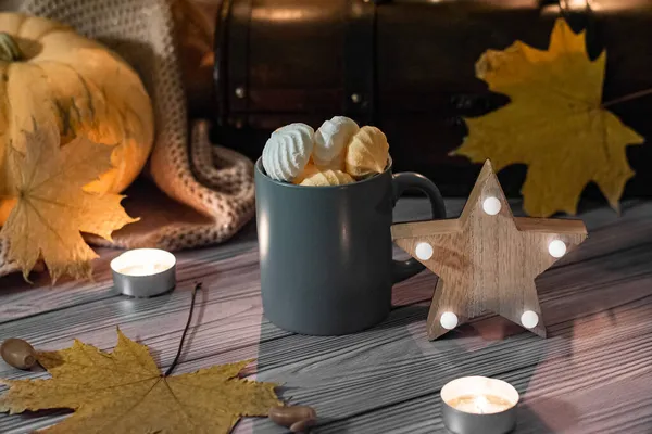 Herbstliches Stillleben Der Nacht Süßigkeiten Becher Kürbis Und Eine Alte — Stockfoto