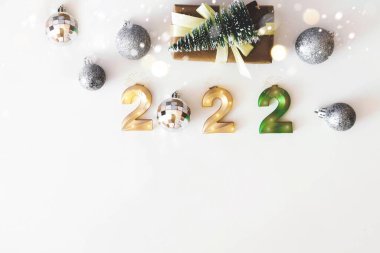 Yeni yıl kutlaması konsepti 2022 ve Kraft hediyeleri beyaz arka planda Bokeh tebrik kartı ile.