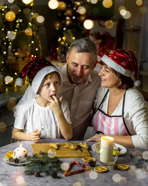 Rodzinny Czas Nowy Rok Wnuk Dziadkami Przygotowuje Świąteczne Pierniki Komfort — Zdjęcie stockowe