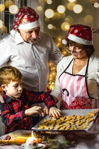 Koncepcja Noworoczna Szczęśliwa Rodzina Wnuk Dziadkami Piec Ciasteczka Świąteczne Domu — Zdjęcie stockowe