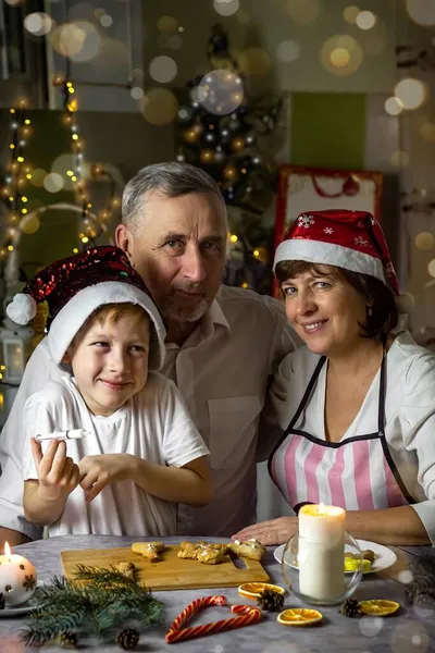 Koncepcja Świąt Bożego Narodzenia Dziadkowie Wnukiem Kuchni Przygotowujący Pierniki Zdjęcie — Zdjęcie stockowe