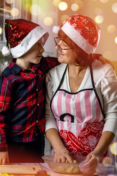 Świąteczne Tradycje Rodzinne Wnuk Gotuje Babcią Kuchni — Zdjęcie stockowe
