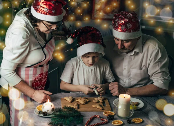 Szczęśliwi Dziadkowie Wnukiem Udekorować Pierniki Ciasteczka Boże Narodzenie Lub Nowy — Zdjęcie stockowe