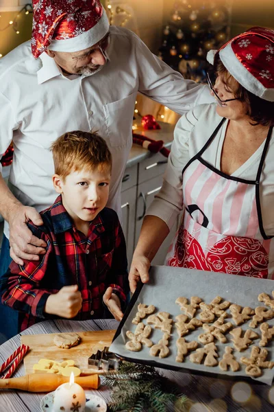 Wesołych Świąt Tradycja Chłopiec Przygotowujący Pierniki Kuchni Dziadkami Zdjęcie Pionowe — Zdjęcie stockowe