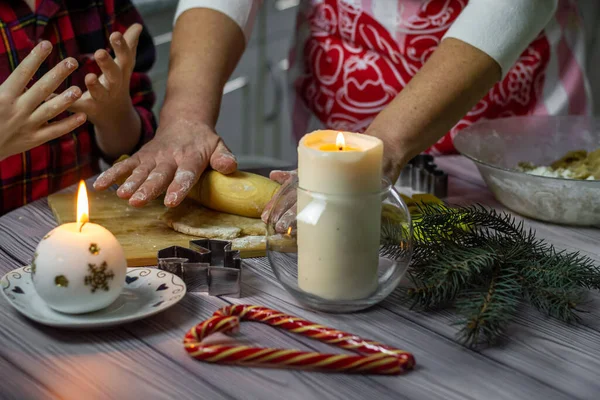 Noel kurabiyesi pişirmeye hazırlanırken, kadınların elleri hamuru yakından karıştırıyor..