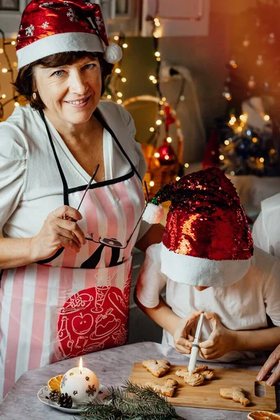 Szczęśliwa Seniorka Gotuje Pierniki Świąteczne Pierniki Domowej Kuchni Swoim Wnukiem — Zdjęcie stockowe