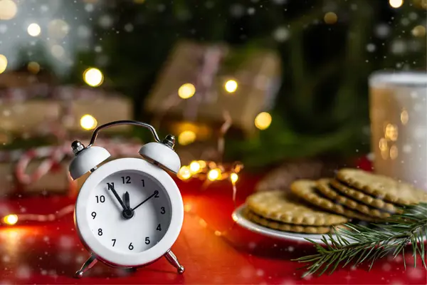Kartka Świąteczna Zegarze Pięć Minut Północy Traktuje Ciasteczka Mleko Szklance — Zdjęcie stockowe