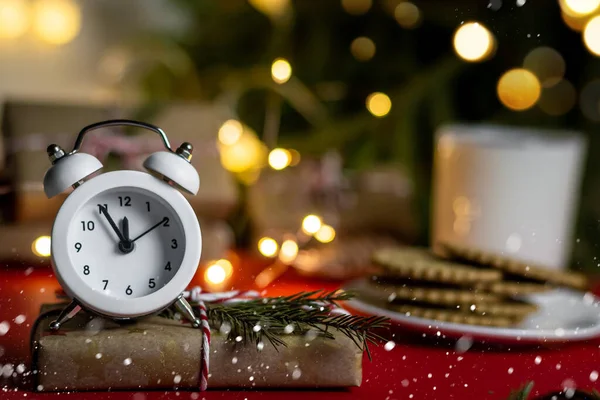 Karta Świąteczna Zegar Pięć Minut Północy Prezent Rzemieślniczy Płytka Głębokość — Zdjęcie stockowe