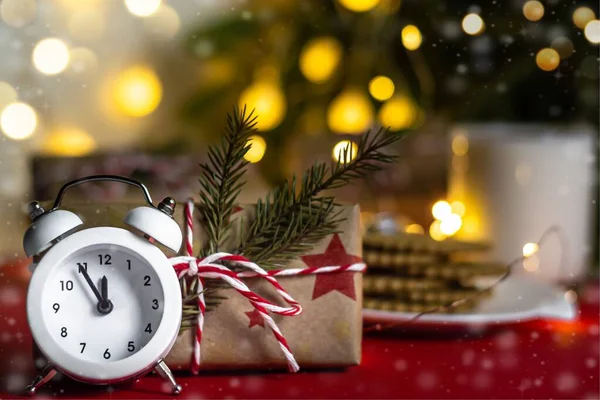 Kartka Świąteczna Minut Północy Zegarze Prezent Rzemieślniczy Czerwoną Wstążką Tle — Zdjęcie stockowe