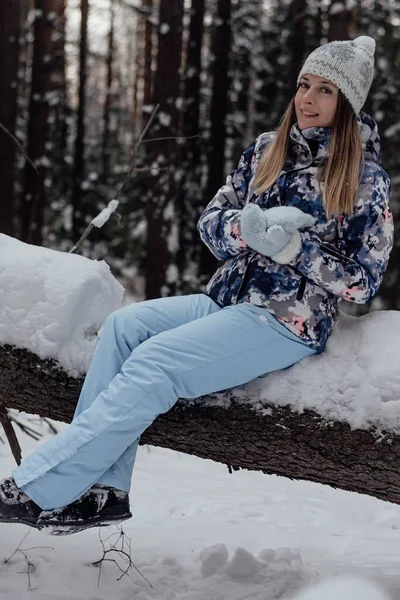 Beautiful Young Adult Girl Ski Suit Sits Alone Felled Tree — Stock Photo, Image