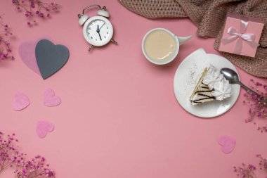 Sevgililer Günü 'nün yassı yatıyordu. Fotokopi alanı, tatlı ve kalpler pembe arka plandaydı..