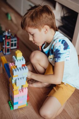 Çocuk yuvası evde kosturctor oynuyor, dikey fotoğraf.