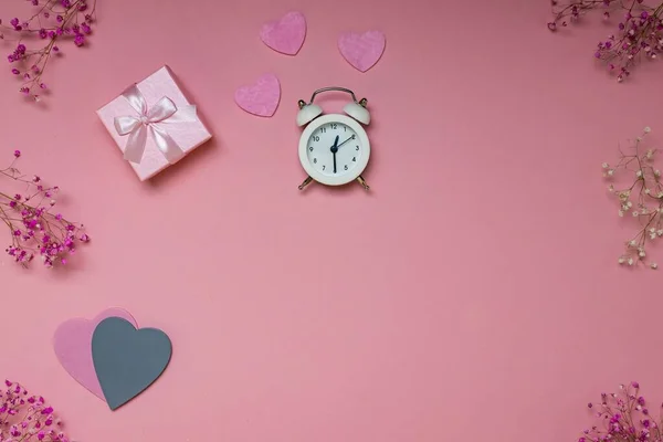 Plocha Ležela Valentýna Karta Dárkem Hodiny Srdce Růžovém Pozadí Kopírovacím — Stock fotografie