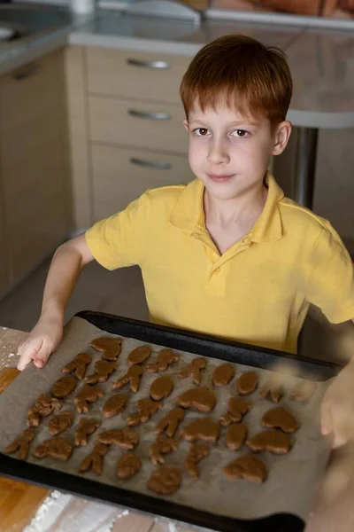 Criança Cabelos Vermelhos Menino Segurar Uma Bandeja Com Biscoitos Forma — Fotografia de Stock