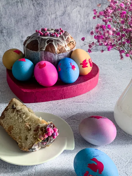 Traditional Easter Food Orthodox Easter Cake Colored Painted Eggs Piece — Stock Photo, Image