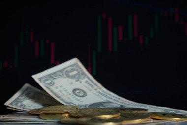 Banknotların arka planında bitcoins şifreleme para birimi.