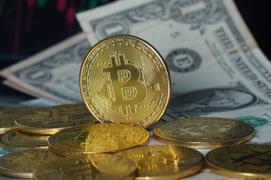 Banknotların arka planında Bitcoin kripto para birimi.