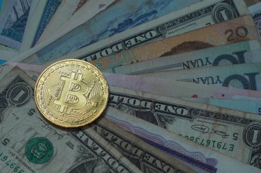 Banknotların arka planında Bitcoin kripto para birimi.