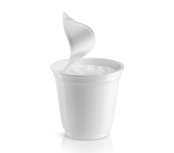 全塑料杯加酸奶油和打开的箔盖 被白色背景隔离 3D插图 — 图库照片
