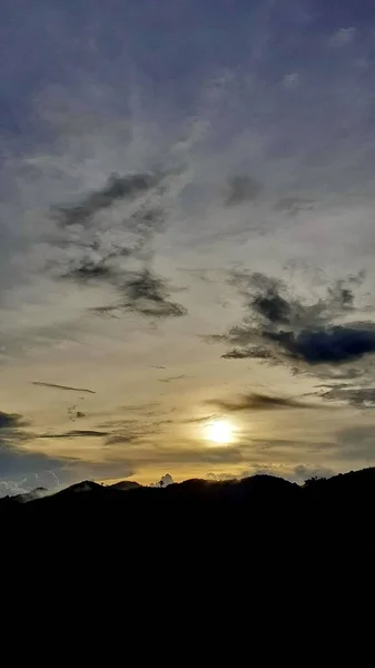 Hermoso Paisaje Puesta Sol Montaña Por Noche Con Una Silueta — Foto de Stock