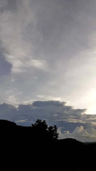 Красиві Пейзажі Заходу Сонця Горі Ввечері Силуетом Дерев Лісі Помаранчевому — стокове фото