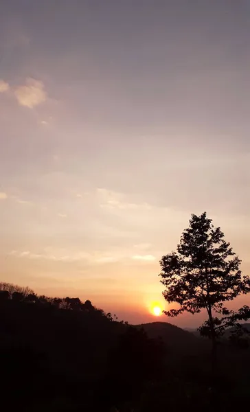 Schöne Sonnenuntergangskulisse Auf Dem Berg Abend Mit Einer Silhouette Von — Stockfoto